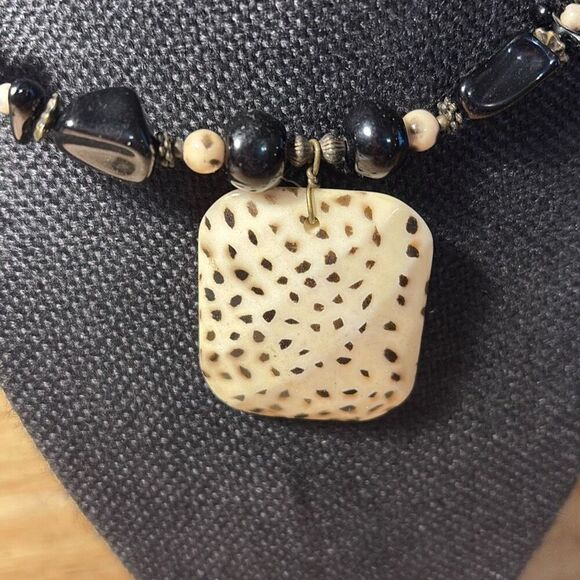 Necklace, Black and White Beaded Choker Necklace, NEW, Handmade, 15” - Picture 2 of 8